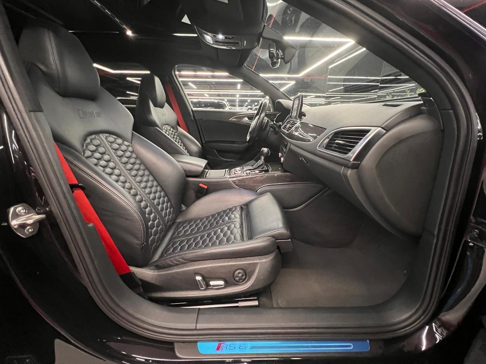 2015 Model Audi RS 6 Avant-14