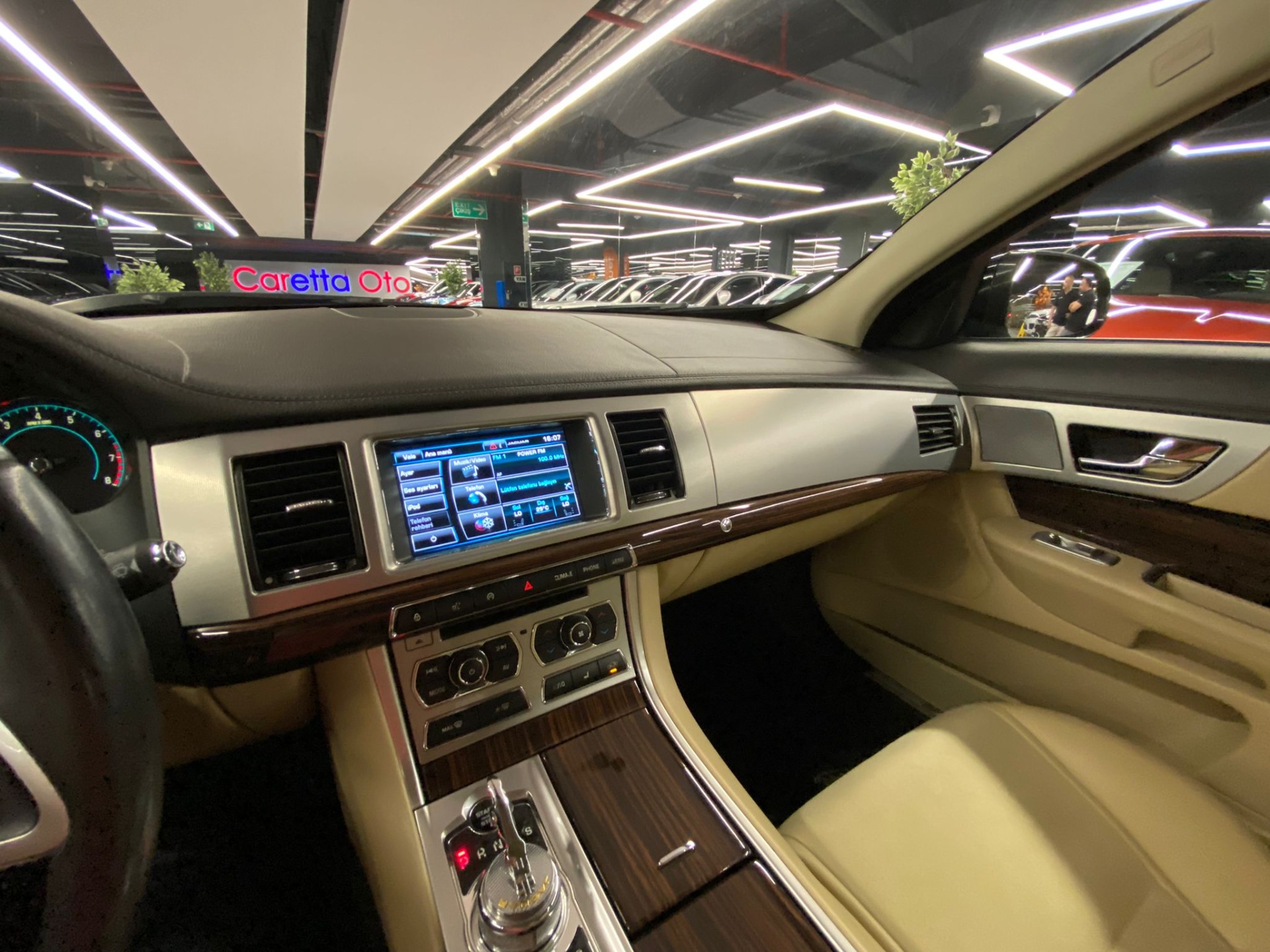 2014 Model Jaguar XF 2.0 Premium Luxury-20
